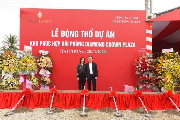 Chủ tịch Đỗ Minh Phú chụp ảnh cùng bà Lưu Thị Ánh Xuân, Chủ tịch HĐQT Weland tại Lễ động thổ.