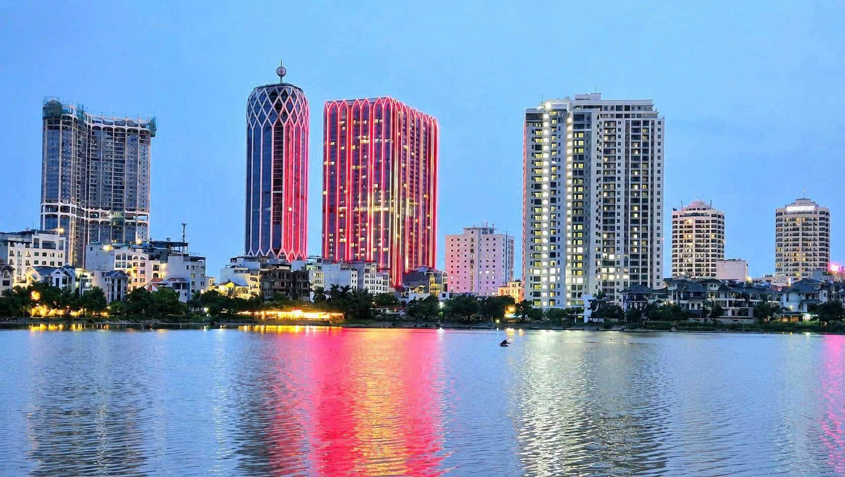 Toàn cảnh Diamond Crown và Golden Crown Hải Phòng nhìn từ mặt hồ lúc hoàng hôn