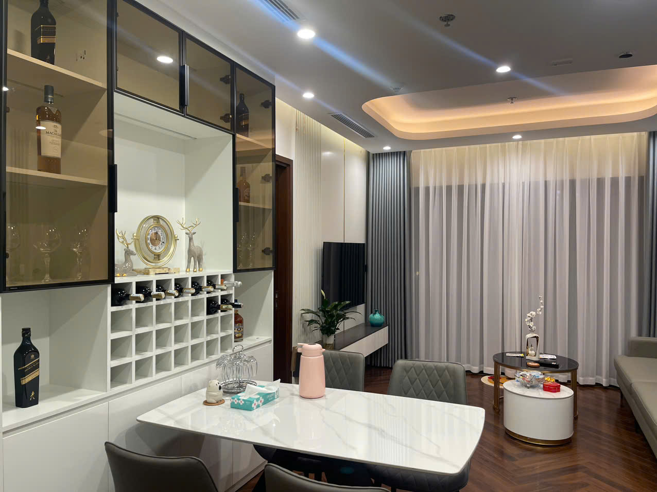 Phòng ngủ căn hộ Diamond Crown với tủ áo âm tường